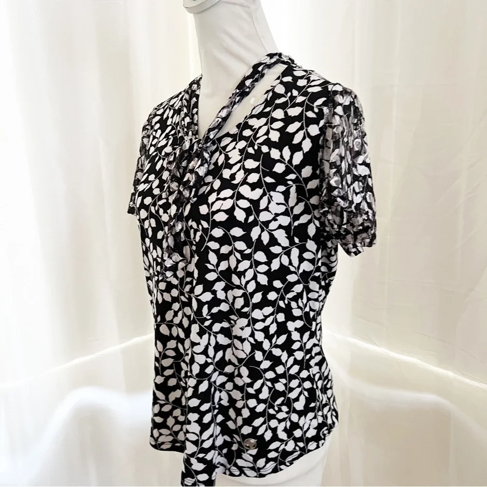 Adrienne Vittadini Blouse NWT Black White Leaf Prnt Lace Sleeve Tie Neck VK32766 - Picture 3 of 12